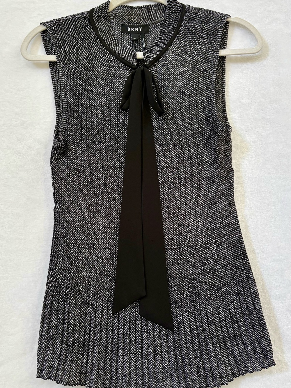 DKNY Black & White Knit Sleeveless Tie-Neck Top with Black Neck Tie NWT